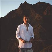 Profesor que imparte clases de economía, economía de la empresa, contabilidad, y ámbitos parecidos